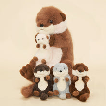 Laden Sie das Bild in den Galerie-Viewer, Otter-Plüschtier mit 4 Babys