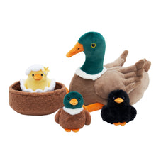 Laden Sie das Bild in den Galerie-Viewer, Entenfamilie, Entennest-Plüschtier mit 4 Baby-Enten im Inneren
