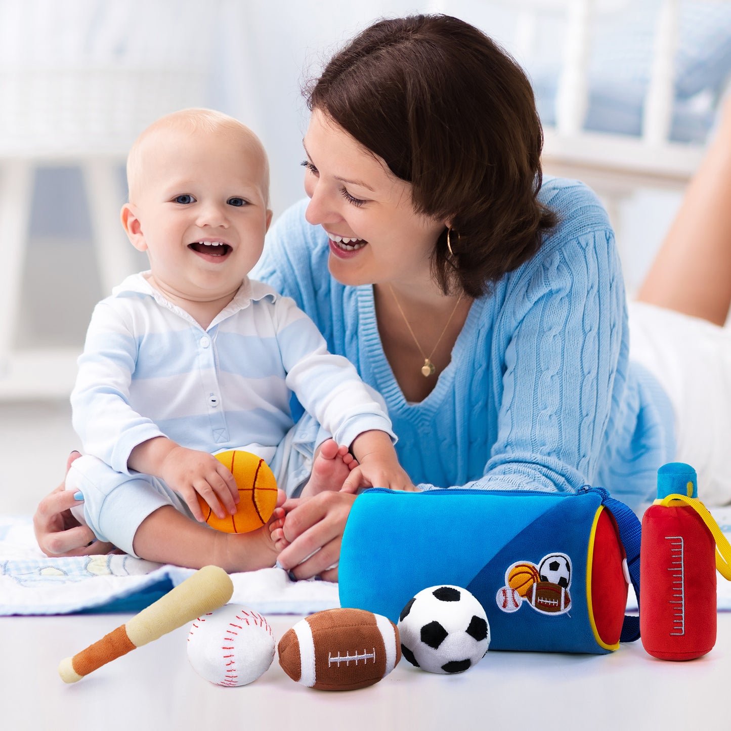 Personalisiertes sensorisches Plüsch-Spielzeug-Set „Babys erste Sporttasche“