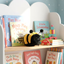 Laden Sie das Bild in den Galerie-Viewer, Plüschtier Hummel aus weichem Fell