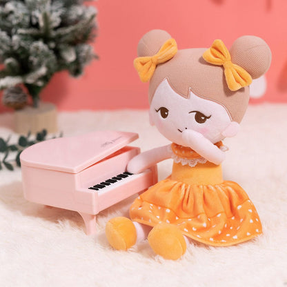 Puppenia Süße personalisierte Plüschpuppe in einem orangefarbenen Kleid mit einem schelmischen Ausdruck Orange🧡