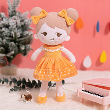 Laden Sie das Bild in den Galerie-Viewer, Puppenia Süße personalisierte Plüschpuppe in einem orangefarbenen Kleid mit einem schelmischen Ausdruck Orange🧡