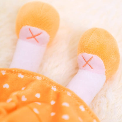 Puppenia Süße personalisierte Plüschpuppe in einem orangefarbenen Kleid mit einem schelmischen Ausdruck Orange🧡