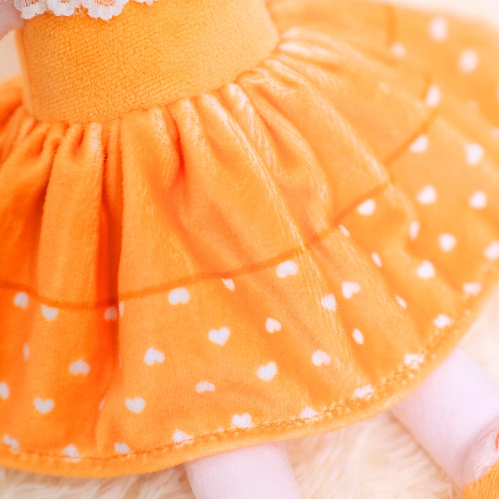 Puppenia Süße personalisierte Plüschpuppe in einem orangefarbenen Kleid mit einem schelmischen Ausdruck Orange🧡