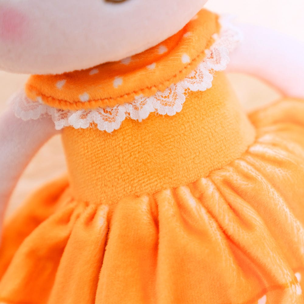 Puppenia Süße personalisierte Plüschpuppe in einem orangefarbenen Kleid mit einem schelmischen Ausdruck Orange🧡