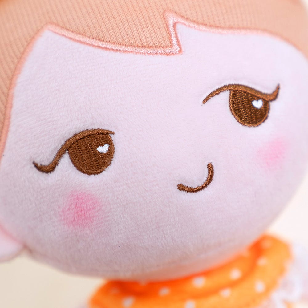 Puppenia Süße personalisierte Plüschpuppe in einem orangefarbenen Kleid mit einem schelmischen Ausdruck Orange🧡