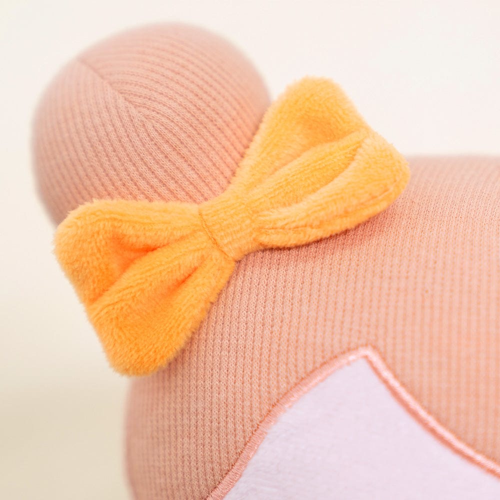 Puppenia Süße personalisierte Plüschpuppe in einem orangefarbenen Kleid mit einem schelmischen Ausdruck Orange🧡