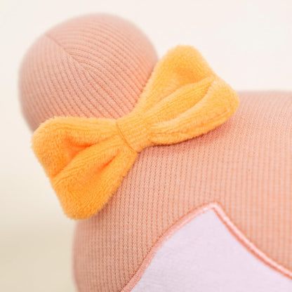 Puppenia Süße personalisierte Plüschpuppe in einem orangefarbenen Kleid mit einem schelmischen Ausdruck Orange🧡