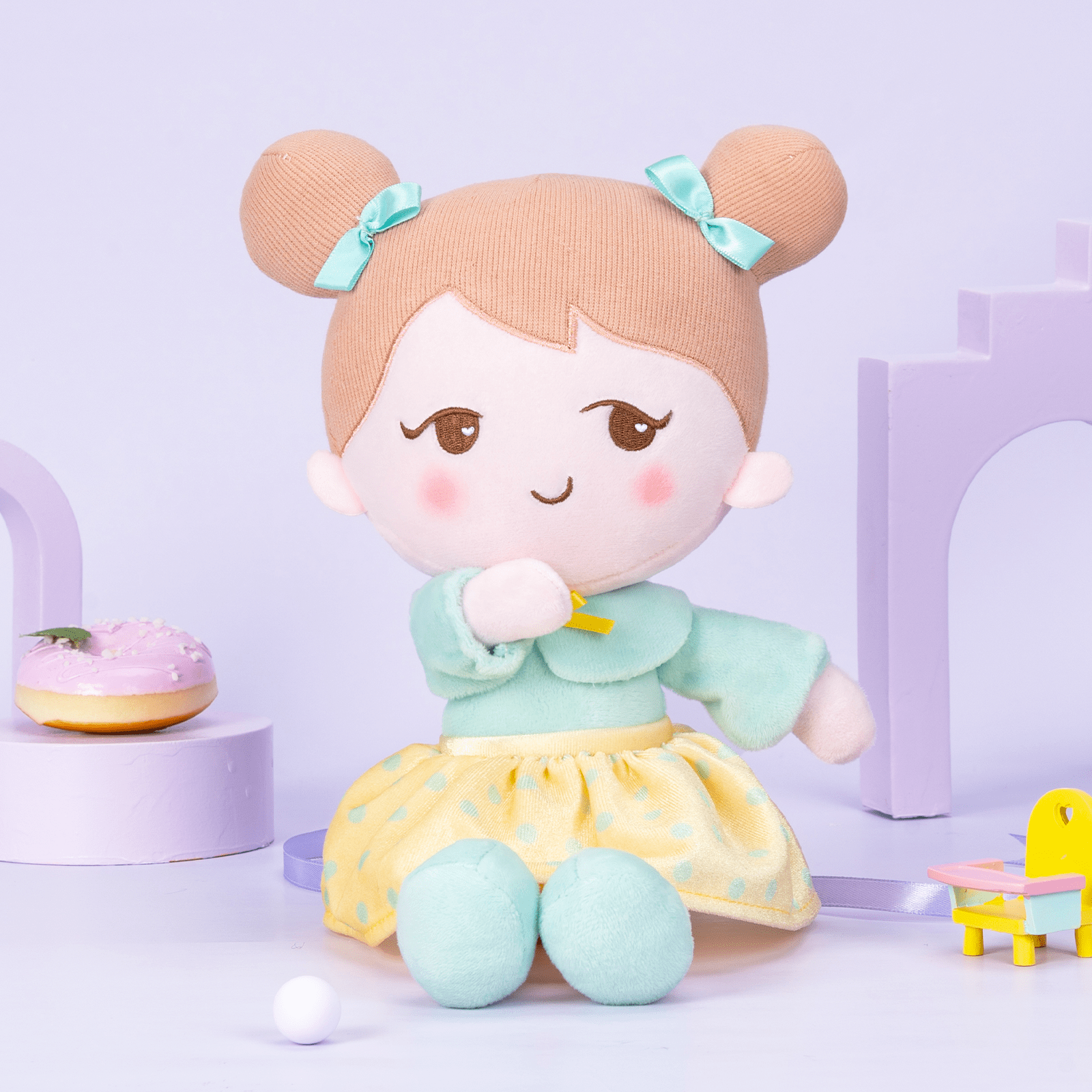 Personalizedoll Personalisierte Plüschpuppen mit schelmischem Ausdruck im Hellgrünen Kleid