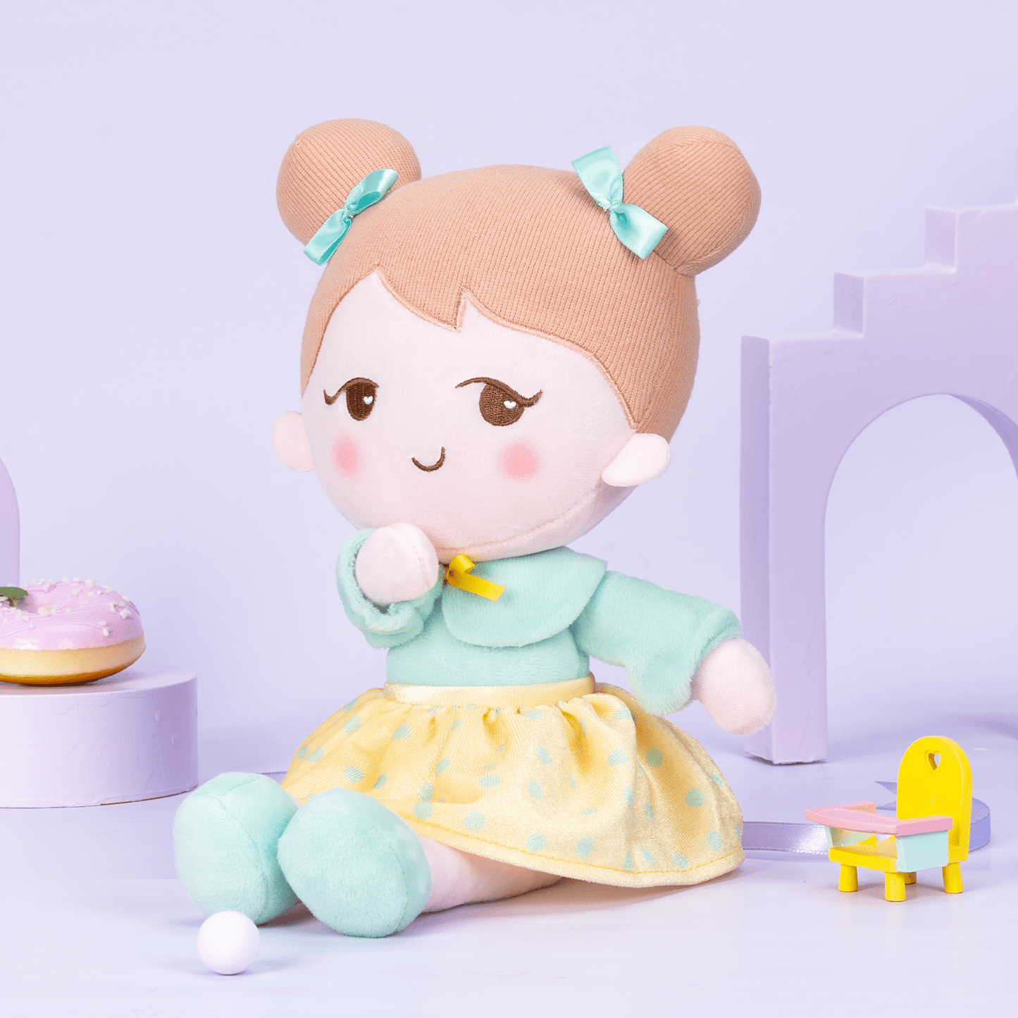 Personalizedoll Personalisierte Plüschpuppen mit schelmischem Ausdruck im Hellgrünen Kleid