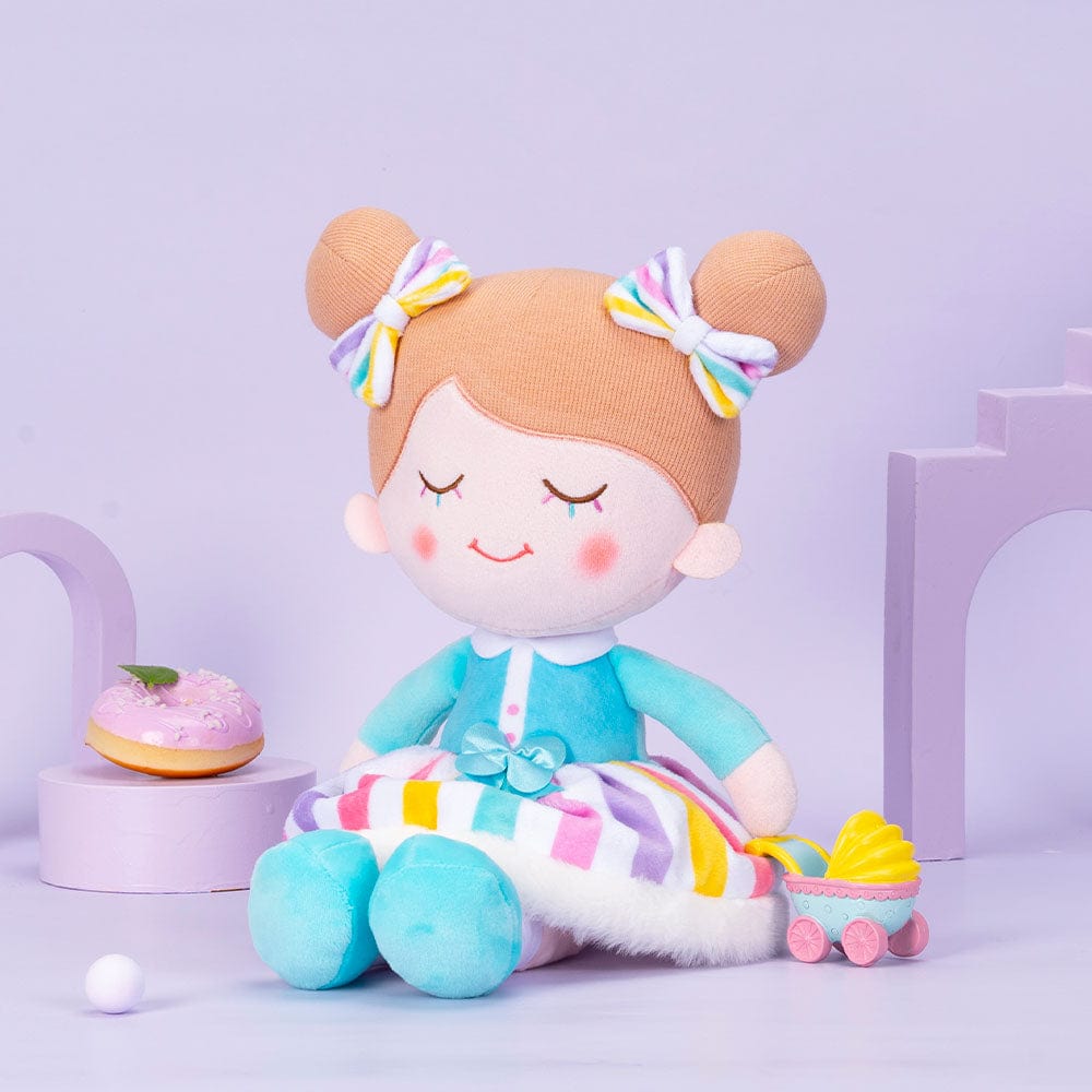 Puppenia Personalisierte Plüschpuppe mit Regenbogenwimpern im Regenbogenkleid