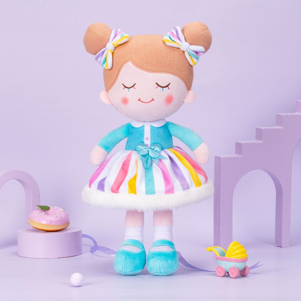 Puppenia Personalisierte Plüschpuppe mit Regenbogenwimpern im Regenbogenkleid