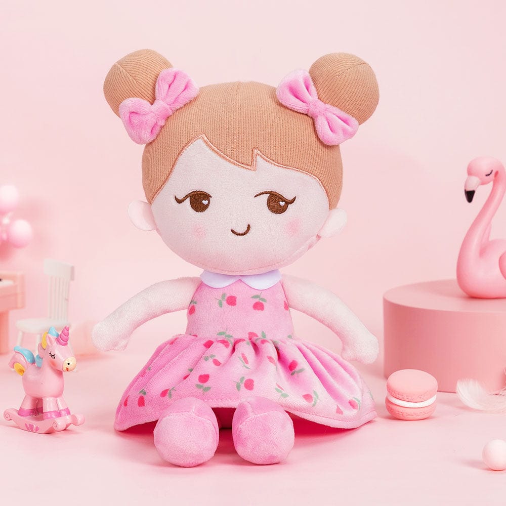 Puppenia Personalisierte Plüschpuppen mit schelmischem Ausdruck im Rosa Kleid