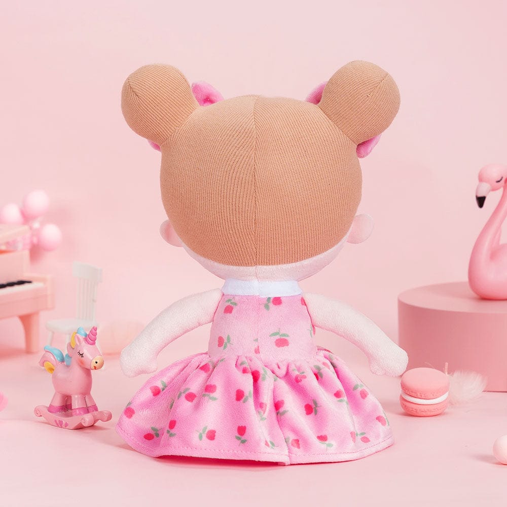 Puppenia Personalisierte Plüschpuppen mit schelmischem Ausdruck im Rosa Kleid