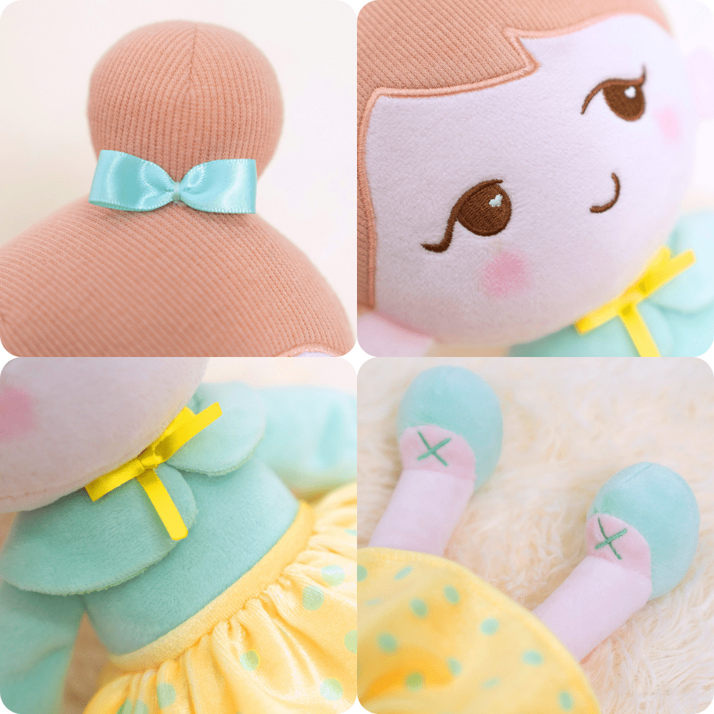 Personalizedoll Personalisierte Plüschpuppen mit schelmischem Ausdruck im Hellgrünen Kleid