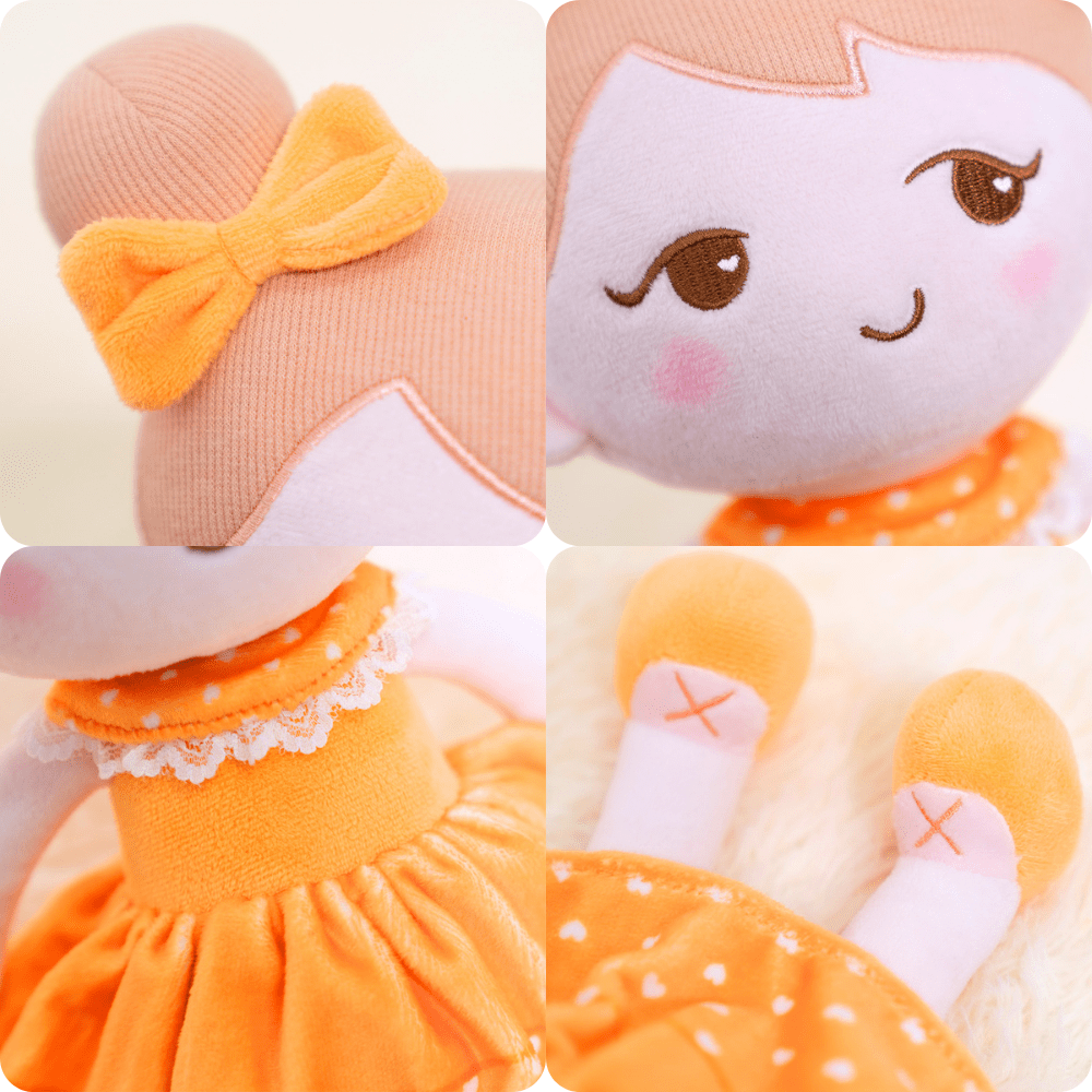Puppenia Personalisierte Plüschpuppen mit schelmischem Ausdruck im Orangefarbenen Kleid