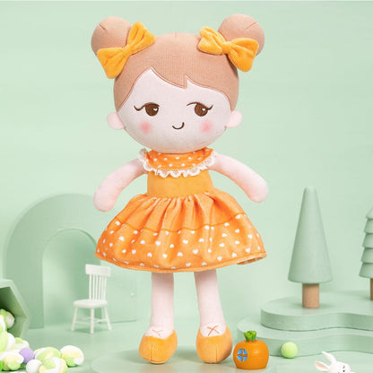 Puppenia Personalisierte Plüschpuppen mit schelmischem Ausdruck im Orangefarbenen Kleid