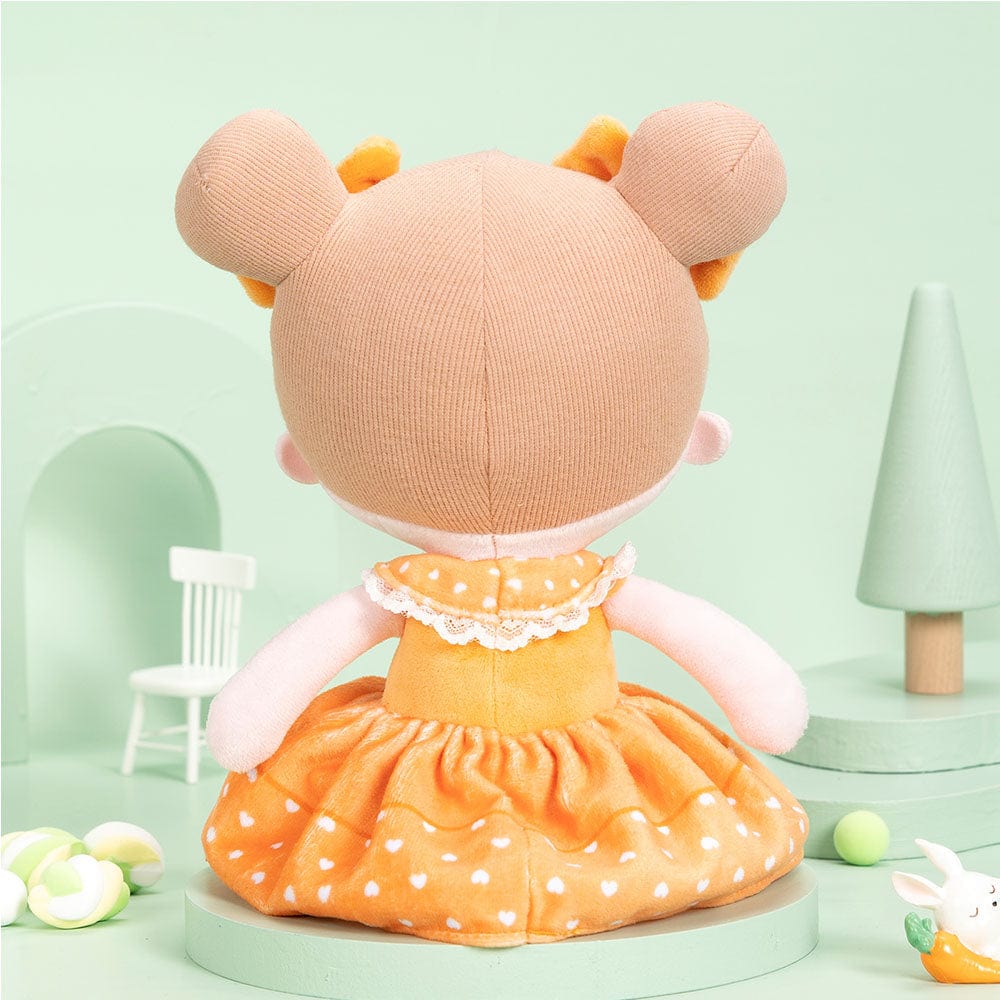 Puppenia Personalisierte Plüschpuppen mit schelmischem Ausdruck im Orangefarbenen Kleid