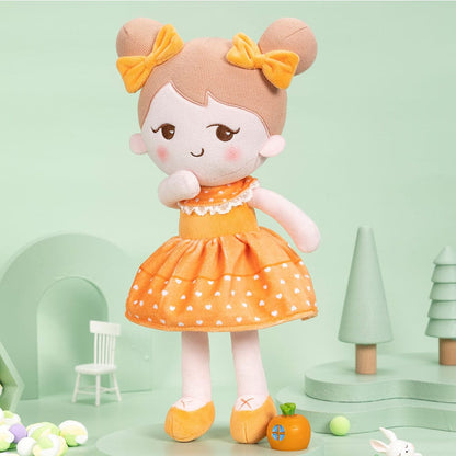 Puppenia Personalisierte Plüschpuppen mit schelmischem Ausdruck im Orangefarbenen Kleid