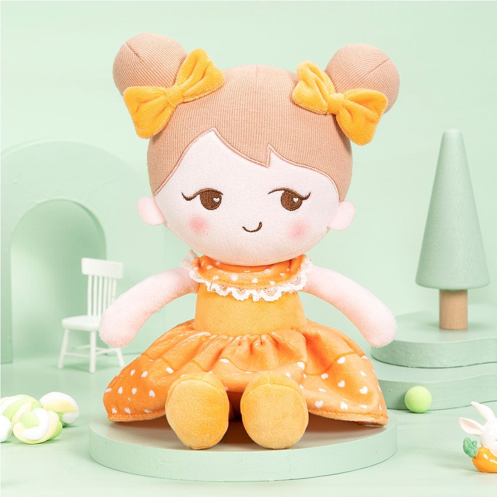 Puppenia Personalisierte Plüschpuppen mit schelmischem Ausdruck im Orangefarbenen Kleid