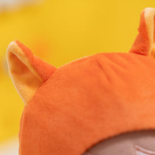 Laden Sie das Bild in den Galerie-Viewer, Puppenia Personalisierte Plüschpuppe mit orangefarbenem Fuchskostüm und verspieltem Gesichtsausdruck Fuchs🦊