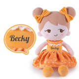 Süße personalisierte Plüschpuppe in einem orangefarbenen Kleid mit einem schelmischen Ausdruck